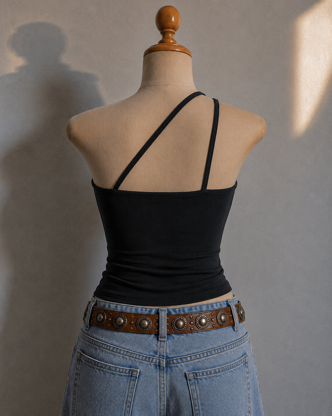NORTHERN LIGHTS RESIN RING DETAIL ONE-SHOULDER BLACK CAMI TOP
