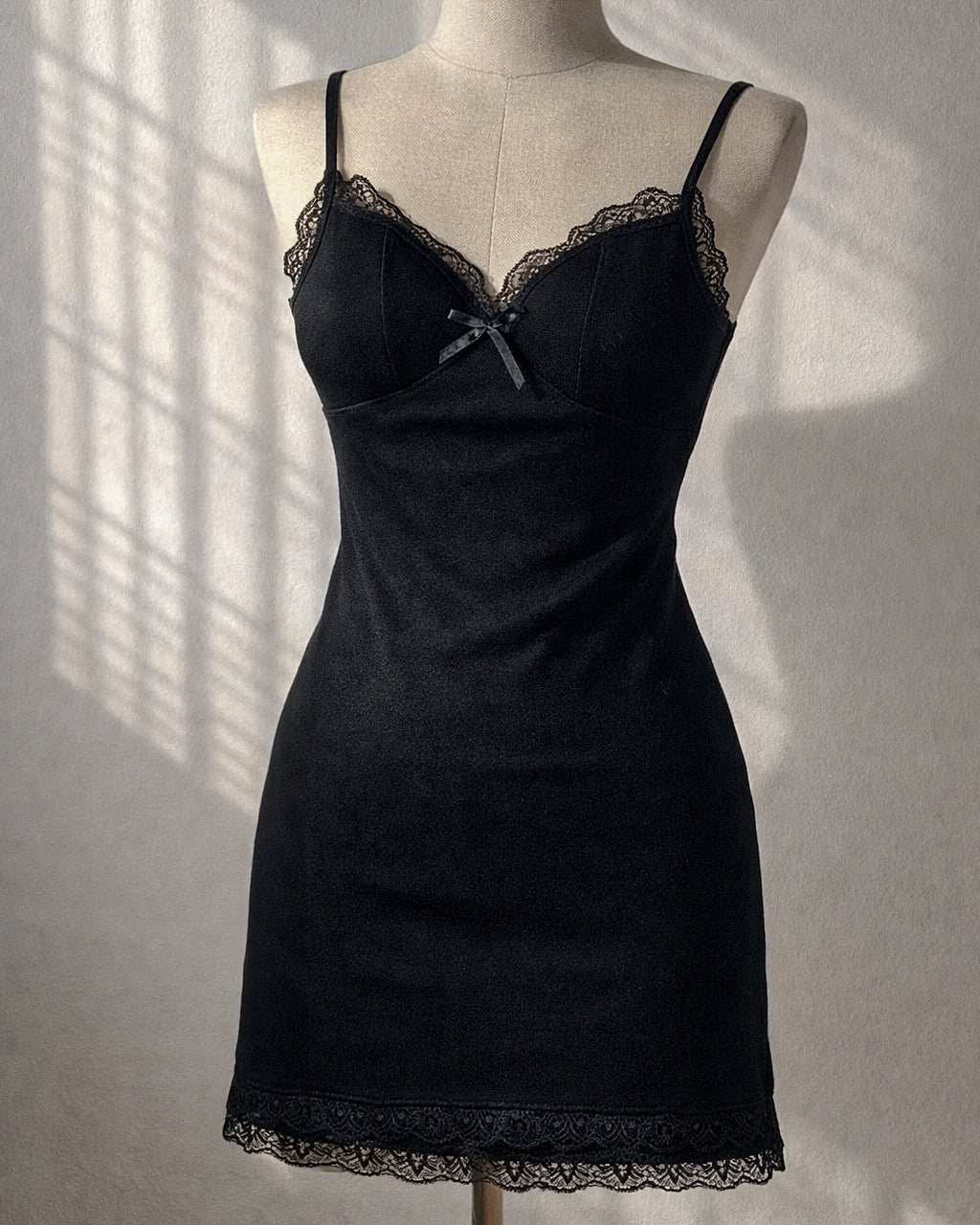 MONACO TIMES PADDED BLACK LACEY MINI DRESS