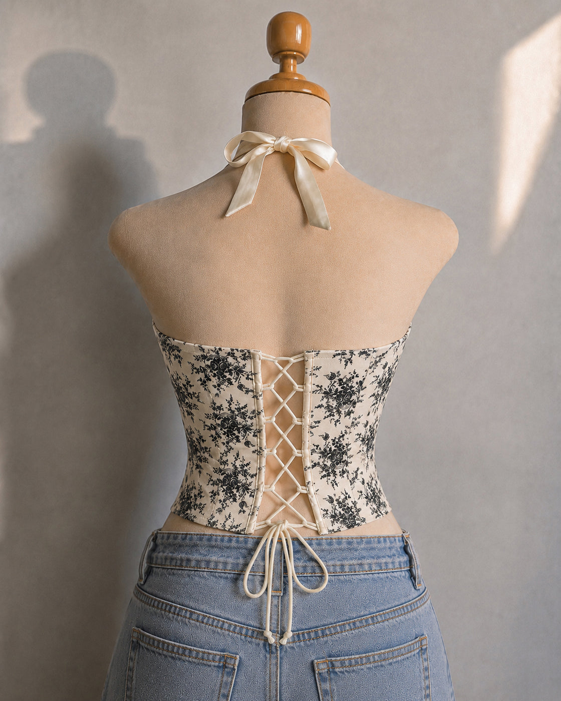 PRETTY GIRL SUMMER BONING DETAIL HALTERNECK BLACK FLORAL TOP