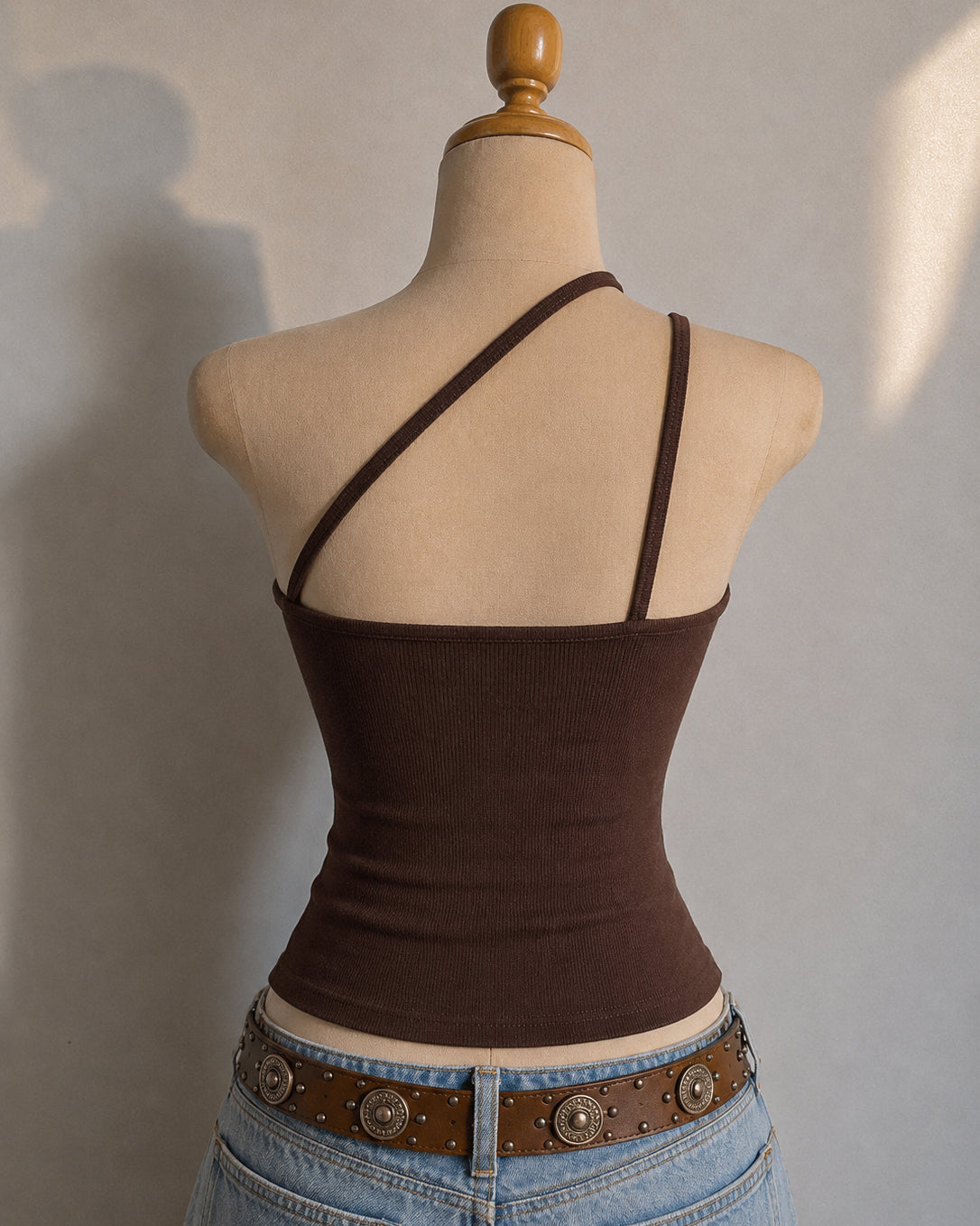 NORTHERN LIGHTS RESIN RING DETAIL ONE-SHOULDER BROWN CAMI TOP