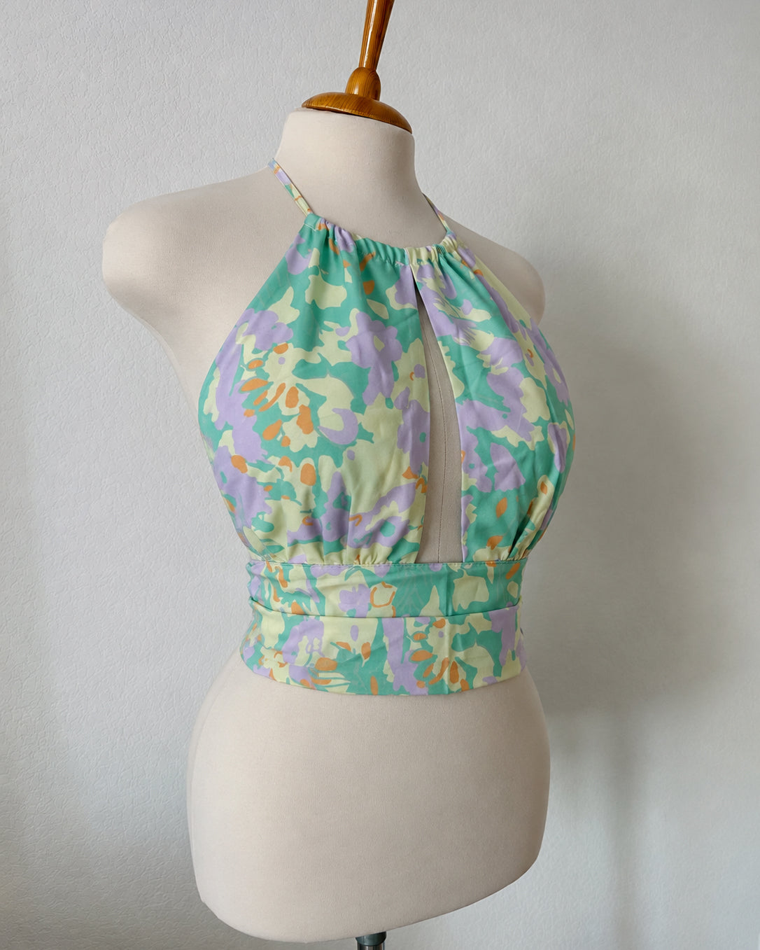 TROPIC LIKE ITS HOT FRONT CUT-OUT BOW BACK ABSTRACT PRINT TOP