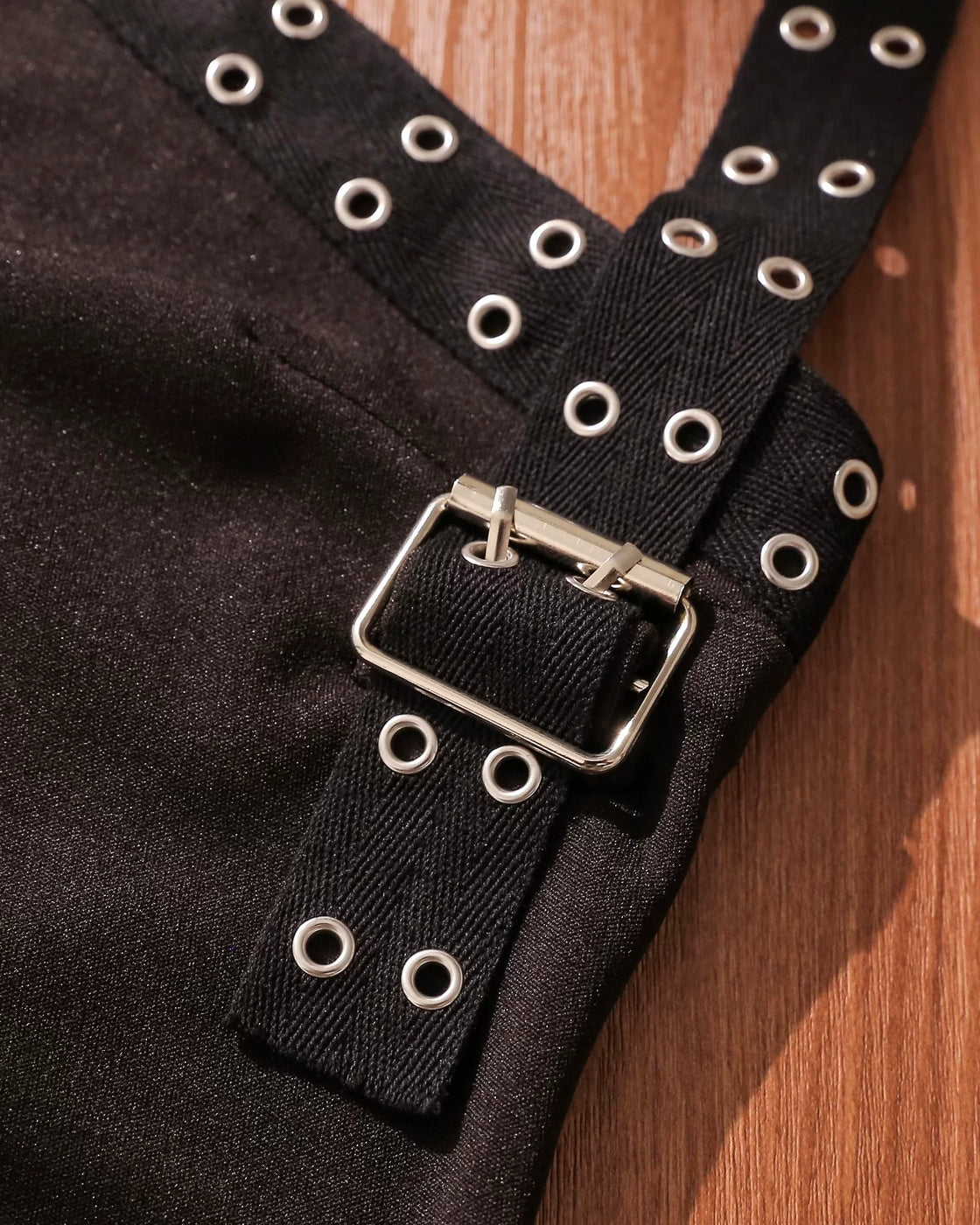 WILL SLAY BUCKLE HALTERNECK TOP