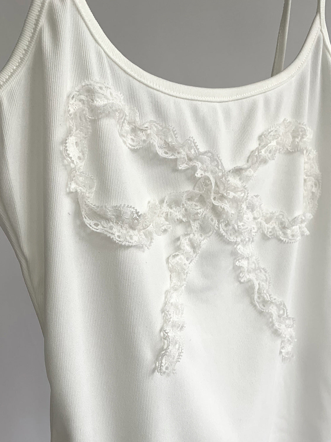 SWEET MEETS SAVAGE BOW DETAIL WHITE CAMI TOP