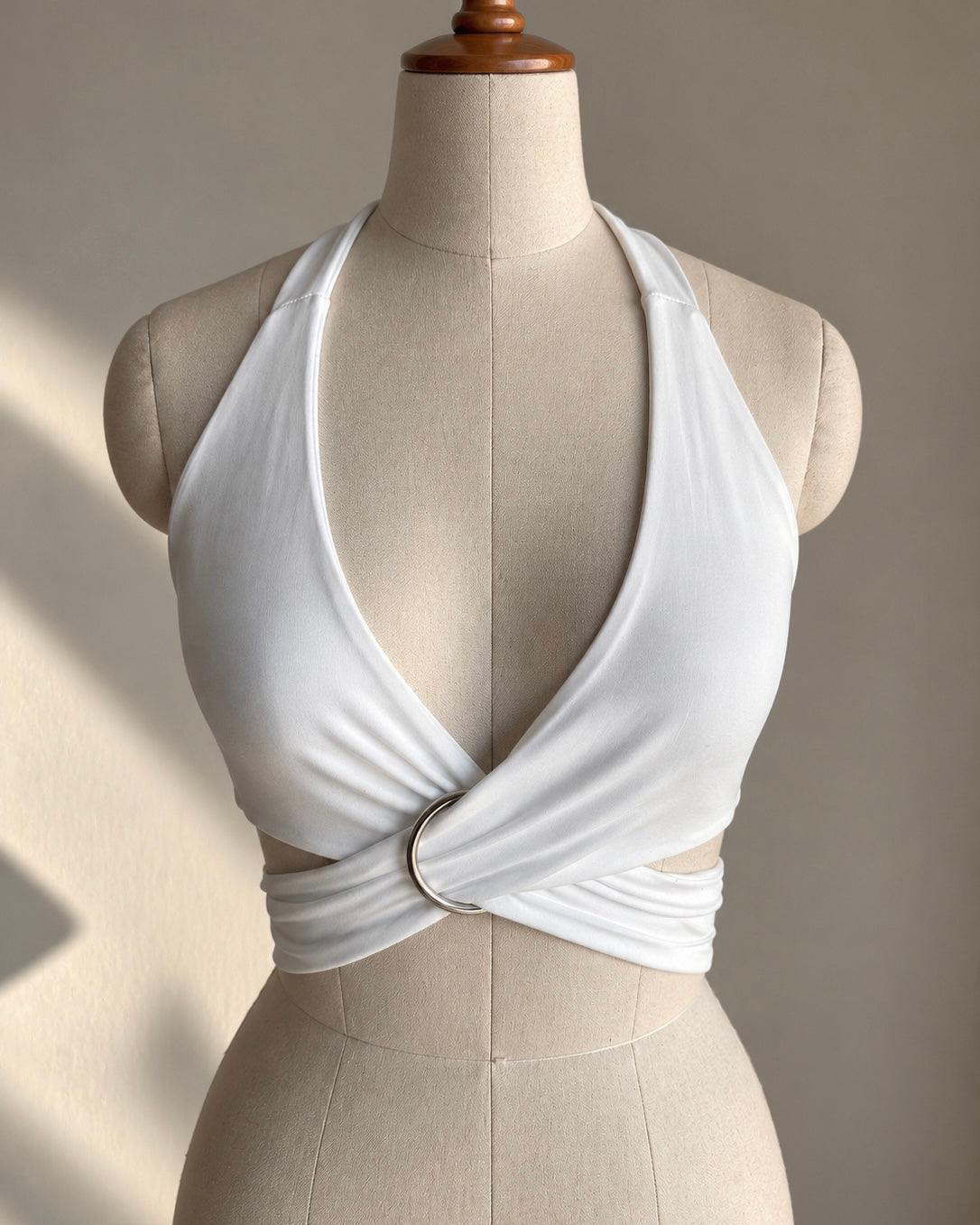 UNDER THE SUN TIE-UP WHITE METAL RING DETAIL TOP