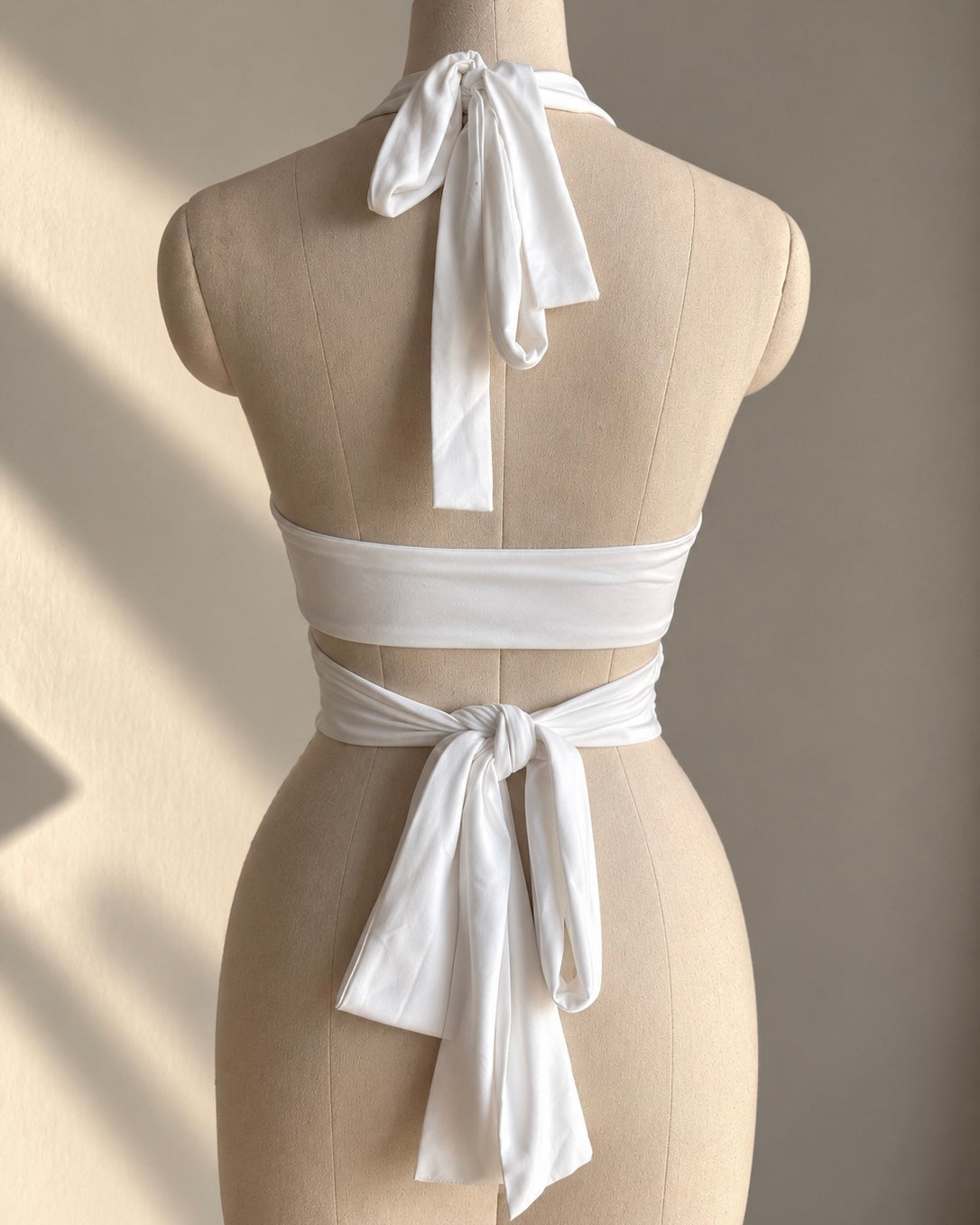 UNDER THE SUN TIE-UP WHITE METAL RING DETAIL TOP