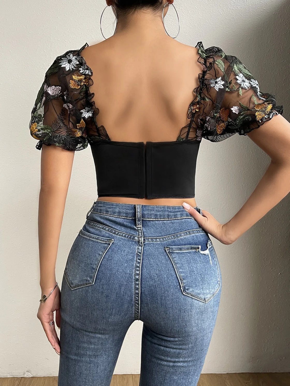 MELLOW LOVE FLORAL EMBROIDERED TOP